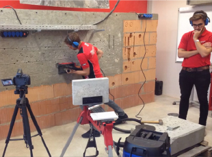 製品の検証実験中